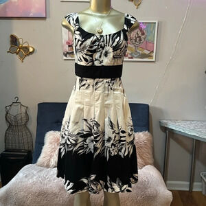 Size 00 Black & White Flare Dress: White House Black Market - Timeless Elegance